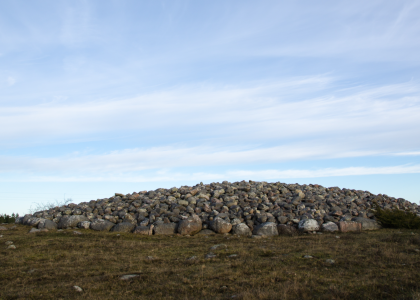 rock cairn gravesite, not Tjernagelshaugen