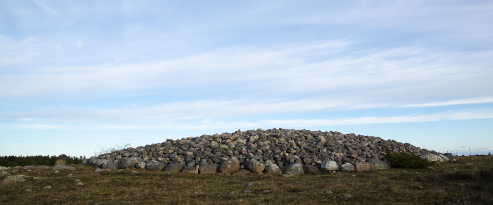 rock cairn gravesite, not Tjernagelshaugen
