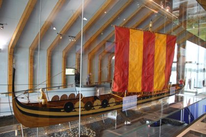 Haithabu bei Schleswig, Museum und Museumsdorf. Rekonstruiertes Wikingerschiff.