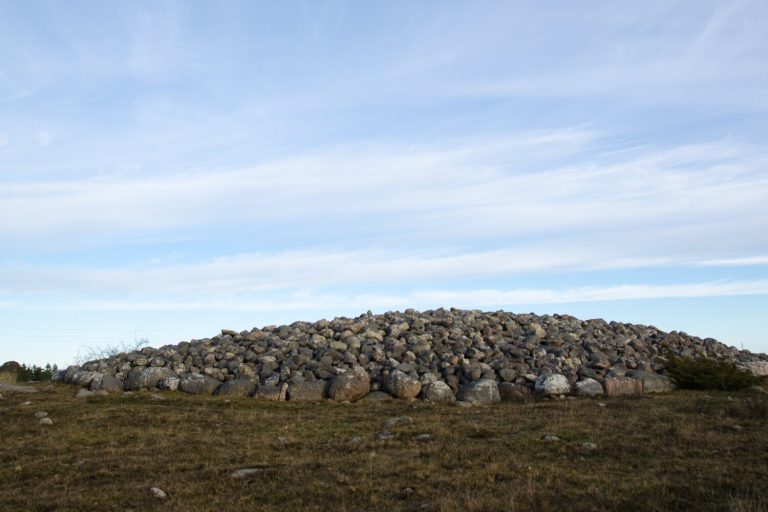 rock cairn gravesite, not Tjernagelshaugen