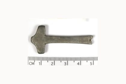 Early medieval silver Mjolnir pendant with a centimetre scale
